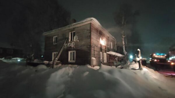 На месте пожара в квартире 2-хэтажного деревянного жилого доме в Архангельской области 