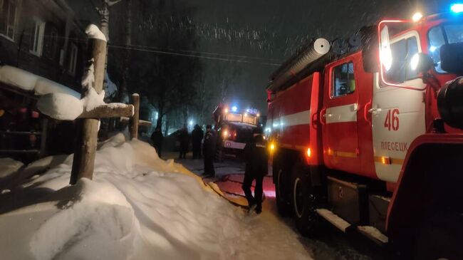 Сотрудники МЧС на месте пожара в квартире 2-хэтажного деревянного жилого доме в Архангельской области