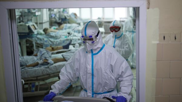 Медики с пациентами в реанимационном отделении краевой больницы Краснодара