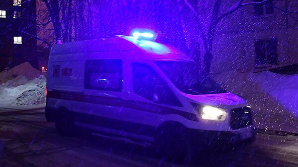 Машина скорой помощи заезжает во двор жилого дома в Москве