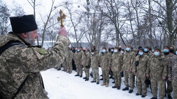 Капеллан ВСУ благословляет военнослужащих сил территориальной обороны Украины в Харькове