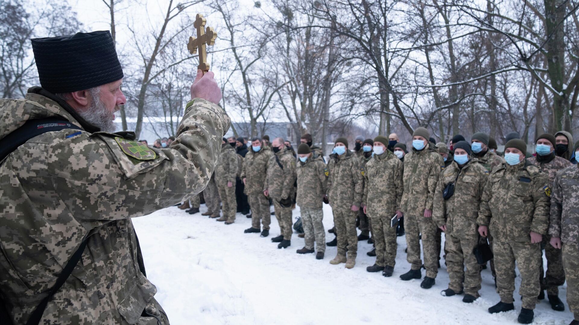 Капеллан ВСУ благословляет военнослужащих сил территориальной обороны Украины в Харькове - РИА Новости, 1920, 03.02.2022