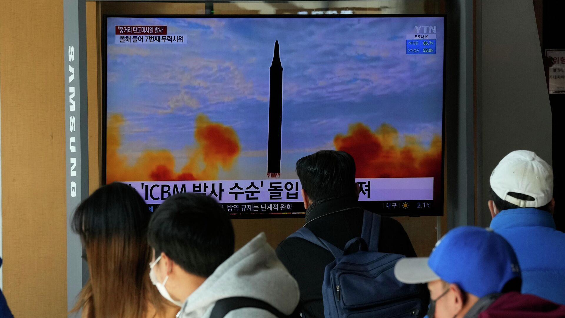 Трансляция телевизионного выпуска новостей о запуске ракет Северной Кореей в Сеуле. 30 января 2022 - РИА Новости, 1920, 07.05.2022