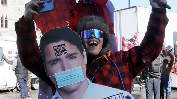 Участник акции протеста против ковид-ограничений в Оттаве, Канада