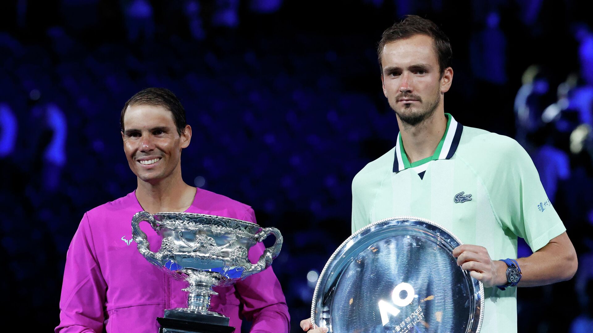 Tennis - Australian Open - Men's Singles Final - Melbourne Park, Melbourne, Australia - January 31, 2022 Spain's Rafael Nadal and Russia's Daniil Medvedev celebrate with trophies after the men's singles final REUTERS/Asanka Brendon Ratnayake - РИА Новости, 1920, 30.01.2022