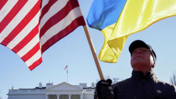 Участник акции протеста против возможного вторжения России на Украину напротив Белого дома в Вашингтоне