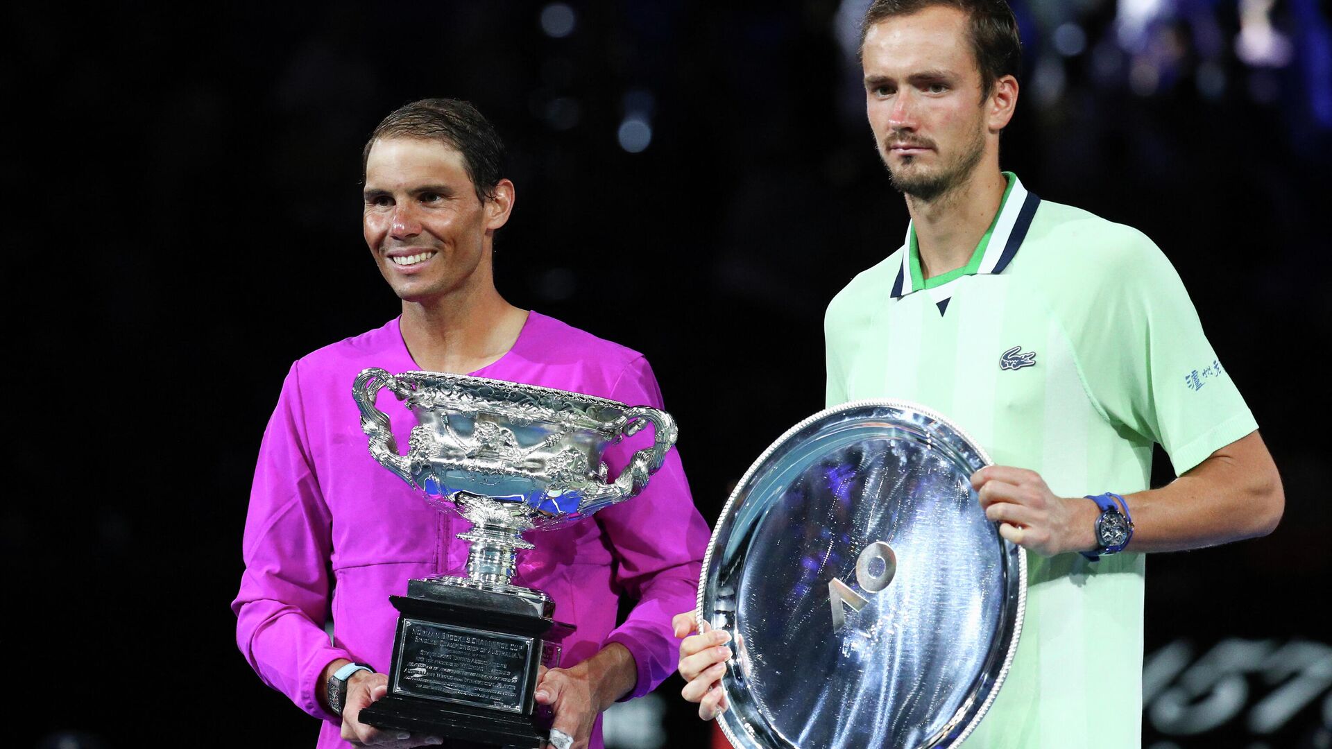 Spain's Rafael Nadal (L) poses with the winner's trophy next to Russia's Daniil Medvedev after the men's singles final match on day fourteen of the Australian Open tennis tournament in Melbourne early on January 31, 2022. (Photo by Aaron FRANCIS / AFP) / -- IMAGE RESTRICTED TO EDITORIAL USE - STRICTLY NO COMMERCIAL USE -- - РИА Новости, 1920, 30.01.2022