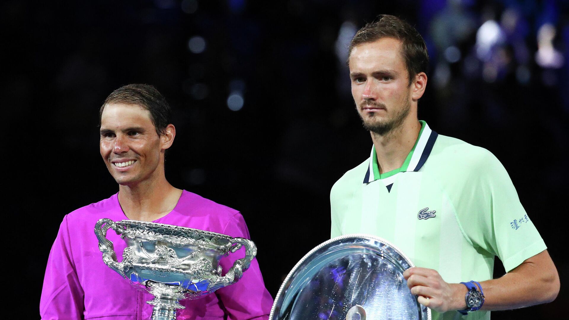 Spain's Rafael Nadal (L) poses with the winner's trophy next to Russia's Daniil Medvedev after the men's singles final match on day fourteen of the Australian Open tennis tournament in Melbourne early on January 31, 2022. (Photo by Aaron FRANCIS / AFP) / -- IMAGE RESTRICTED TO EDITORIAL USE - STRICTLY NO COMMERCIAL USE -- - РИА Новости, 1920, 30.01.2022