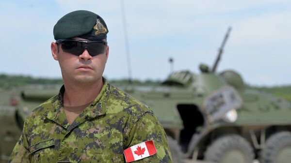 Канадский военный во время учений на Украине