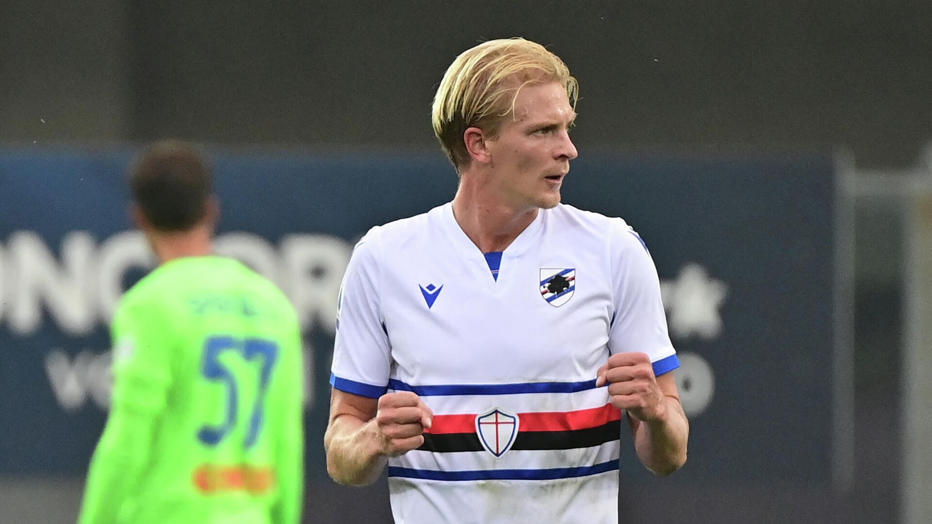 Sampdoria's Norwegian midfielder Morten Thorsby (R) celebrates after scoring his team second goal  during the Italian Serie A football match between Atalanta and Sampdoria at the Atleti Azzurri d'Italia stadium in Bergamo on October 24, 2020. (Photo by MIGUEL MEDINA / AFP) - РИА Новости, 1920, 30.01.2022