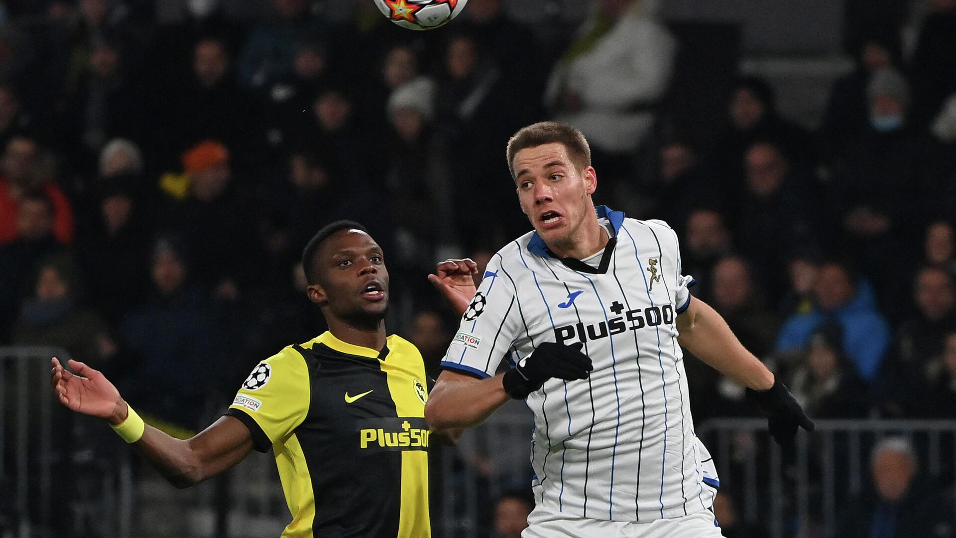 Atalanta's Croatian midfielder Mario Pasalic (R) heads the ball past Young Boys' Luxembourgish midfielder Christopher Martins during the UEFA Champions League group F football match between BSC Young Boys and Atalanta BC at Stadion Wankdorf in Bern on November 23, 2021. (Photo by Fabrice COFFRINI / AFP) - РИА Новости, 1920, 30.01.2022