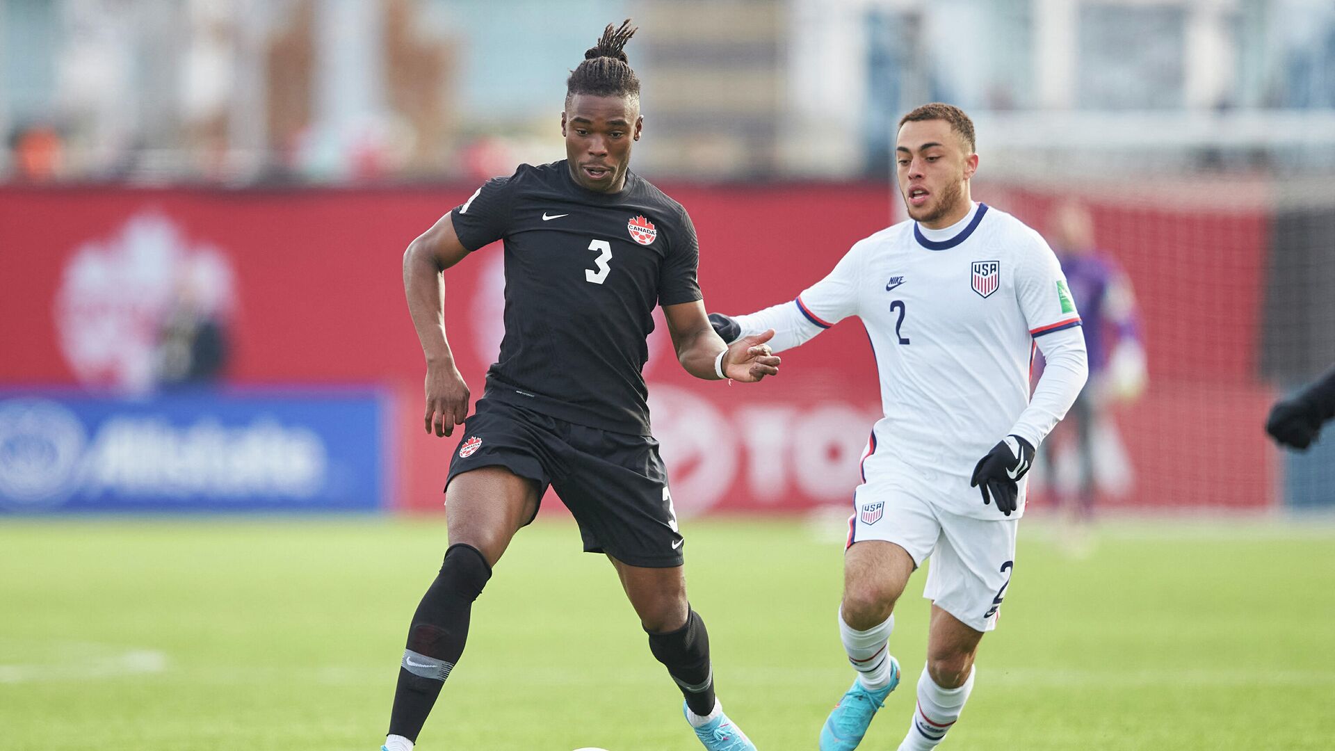 Canada’s Sam Adekugbe (L) controls the ball as he is guarded by the United States’ Sergiсo Dest during the World Cup qualifying match between Canada and the United States in Hamilton, Ontario, on January 30, 2022. (Photo by Geoff Robins / AFP) - РИА Новости, 1920, 31.01.2022