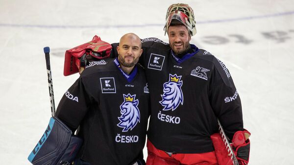Сервисмен сборной Чехии по хоккею Петр Шулан (слева)