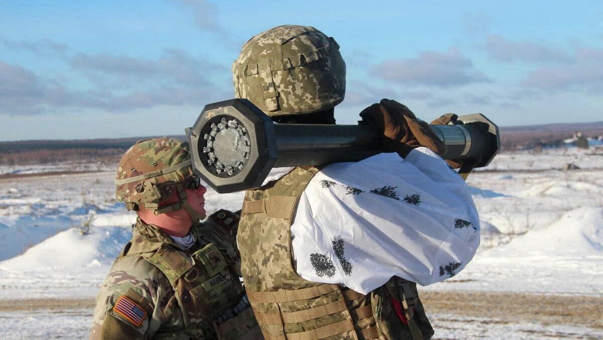 Американский инструктор обучает украинского военного работе с гранатометом M141 Bunker Defeat Munition (SMAW-D), поставленным из США - РИА Новости, 1920, 11.02.2022