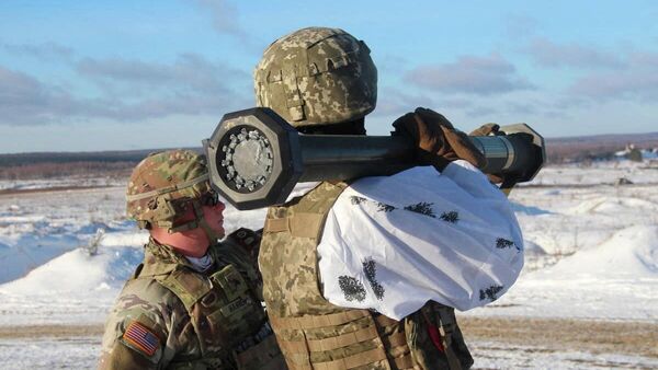 Американский инструктор обучает украинского военного работе с гранатометом M141 Bunker Defeat Munition (SMAW-D), поставленным из США
