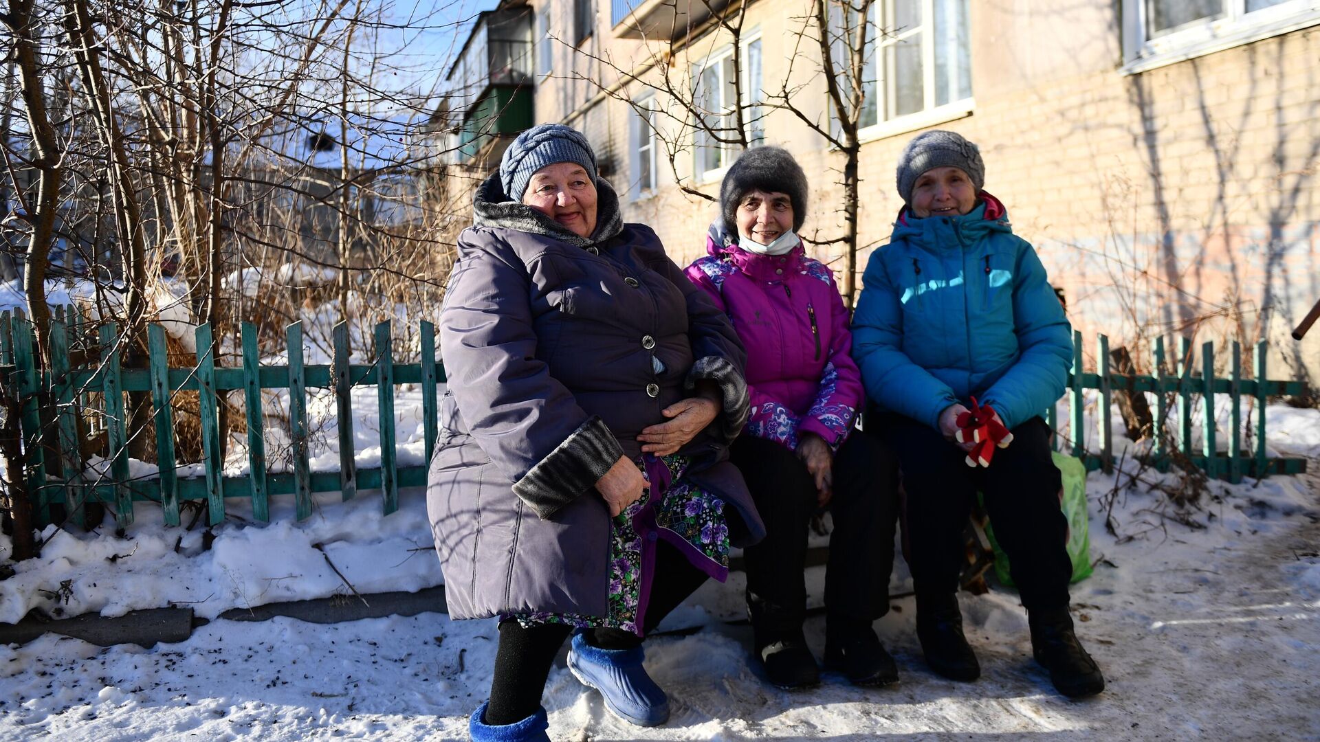 Местные жительницы сидят на лавочке возле жилого дома в Карабаше - РИА Новости, 1920, 31.01.2022