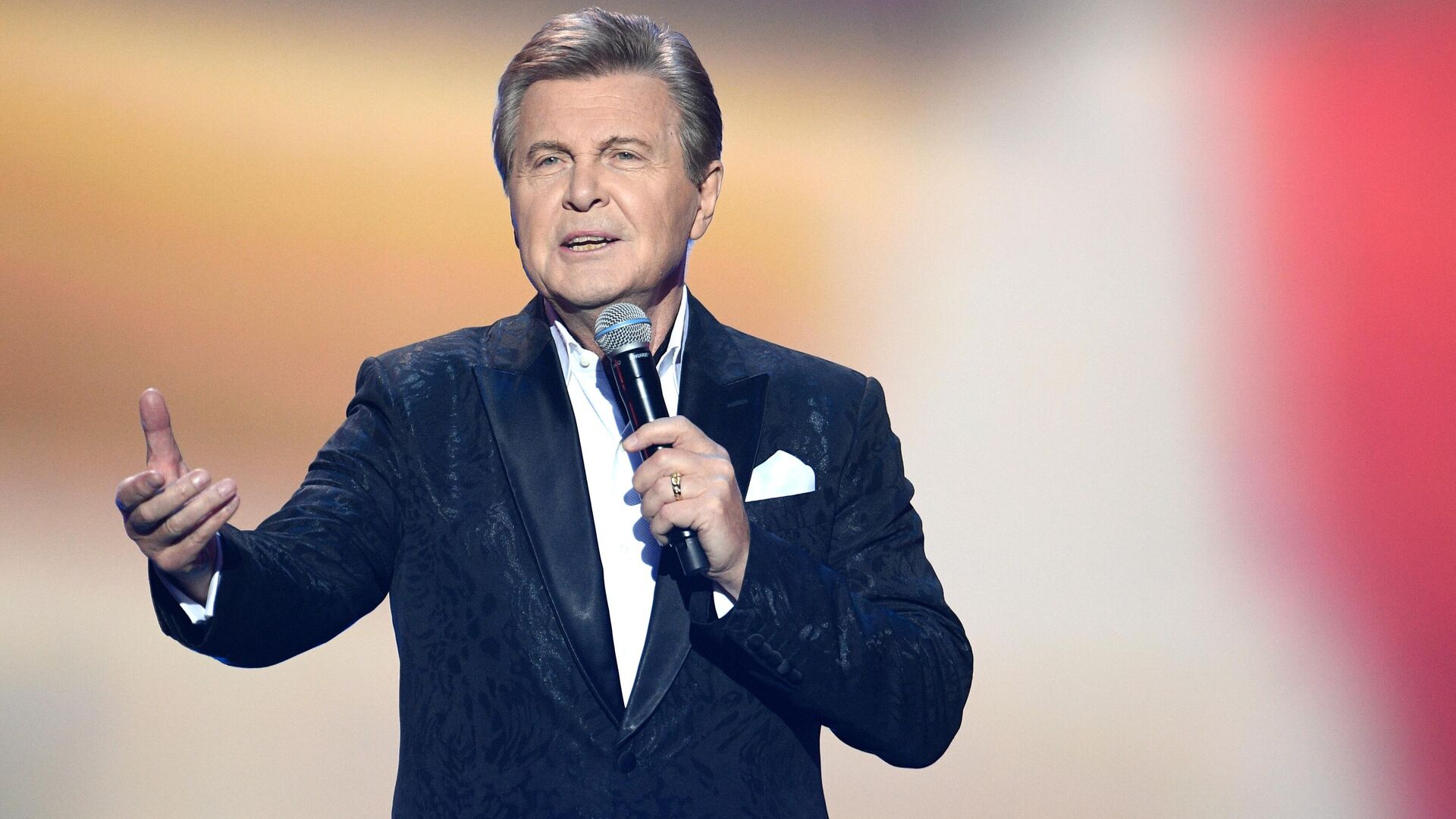 Певец Лев Лещенко на концерте в Государственном Кремлевском дворце Певец Лев Лещенко на концерте в Государственном Кремлевском дворце - РИА Новости, 1920