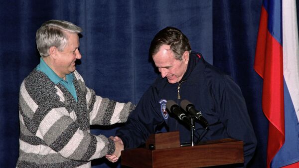 Президент России Борис Ельцин и президент США Джордж Буш во время пресс-конференции в Кэмп-Дэвиде