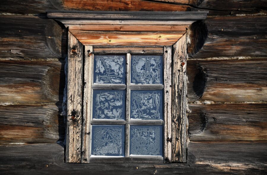 Морозные узоры на окнах домов архитектурно-этнографического музея Вологодской области Семёнково