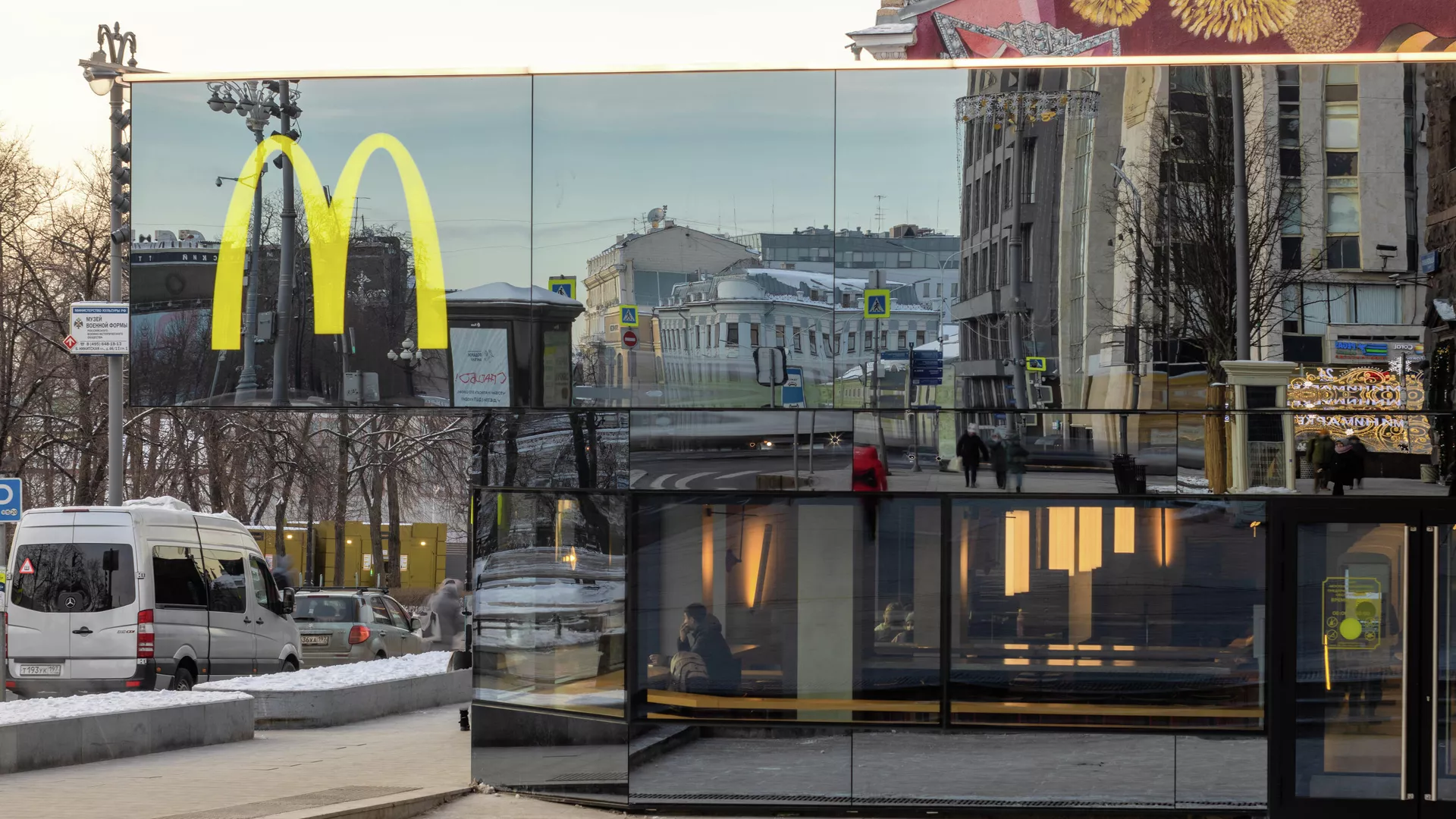 У McDonald's на Пушкинской площади появился зеркальный фасад - РИА Новости, 1920, 31.01.2022