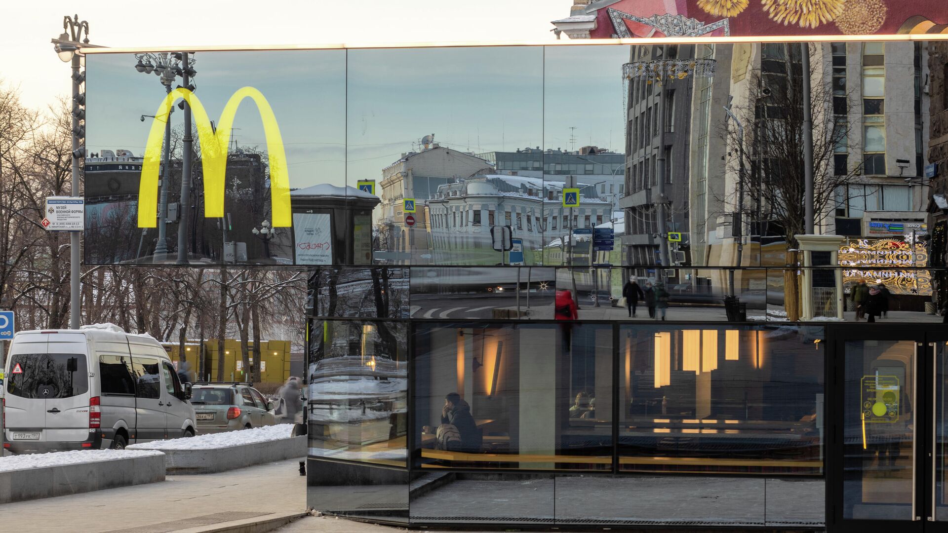 У McDonald's на Пушкинской площади появился зеркальный фасад - РИА Новости, 1920, 02.06.2022