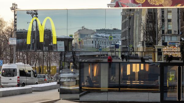 У McDonald's на Пушкинской площади появился зеркальный фасад