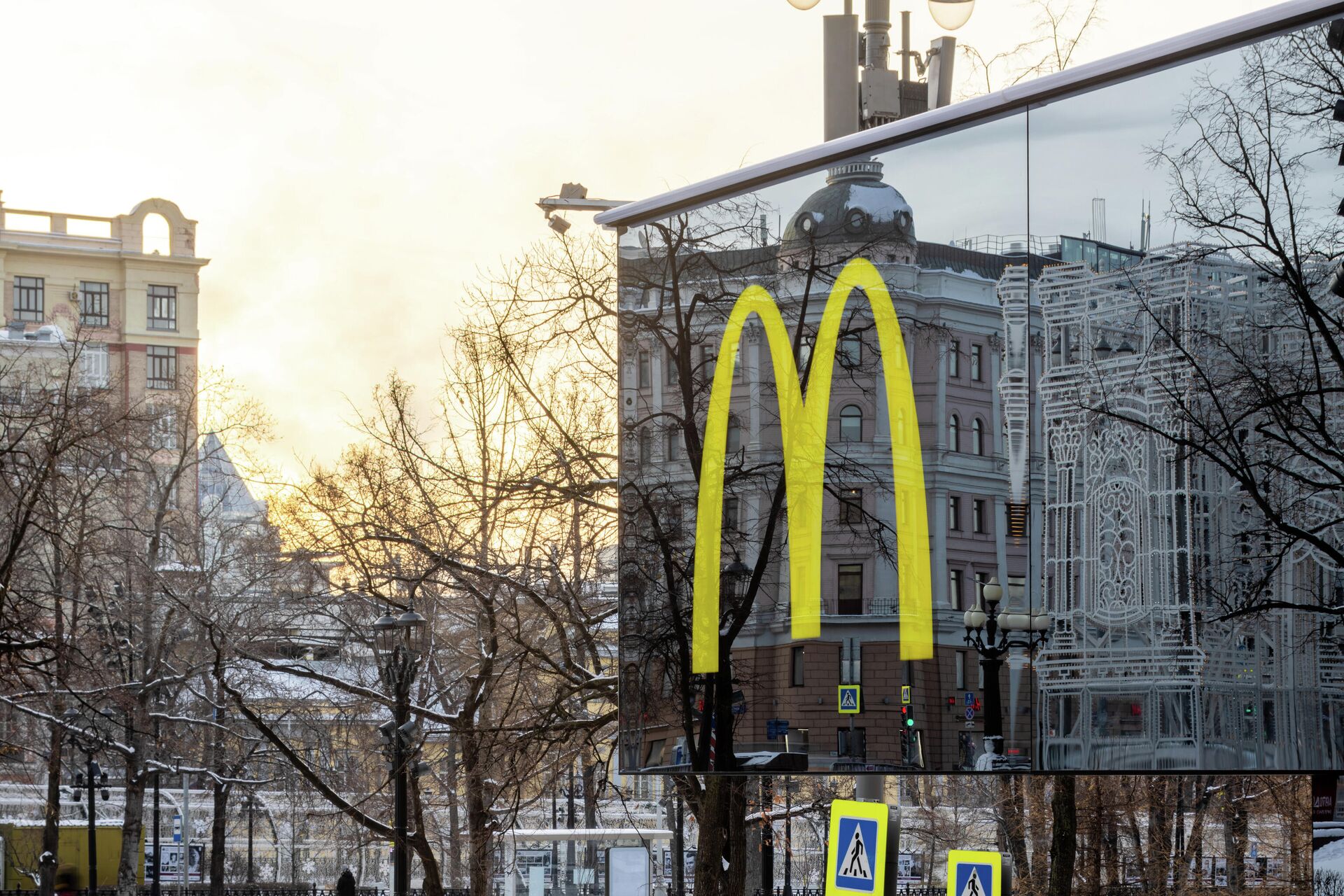 У McDonald's на Пушкинской площади появился зеркальный фасад - РИА Новости, 1920, 31.01.2022