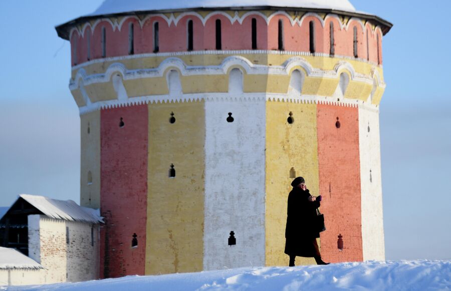 Женщина гуляет рядом со Спасо-Прилуцким Димитриевым монастырем в Волгодской области
