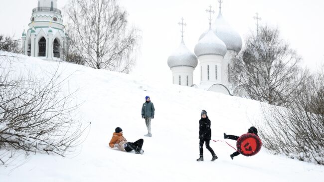 Дети катаются с горки