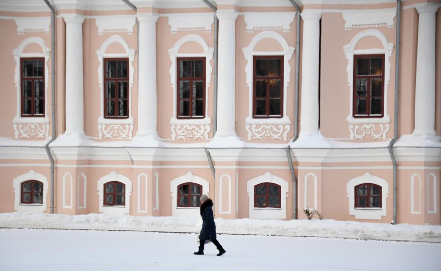 Женщина идет по Кремлевской площади в Вологде, на втором плане — Воскресенский кафедральный собор