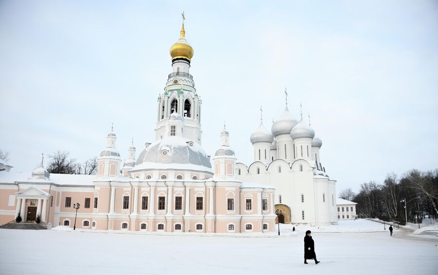 Женщина идет по Кремлевской площади в Вологде
