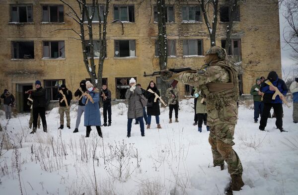 Тренировка добровольческих формирований территориальной обороны недалеко от Киева