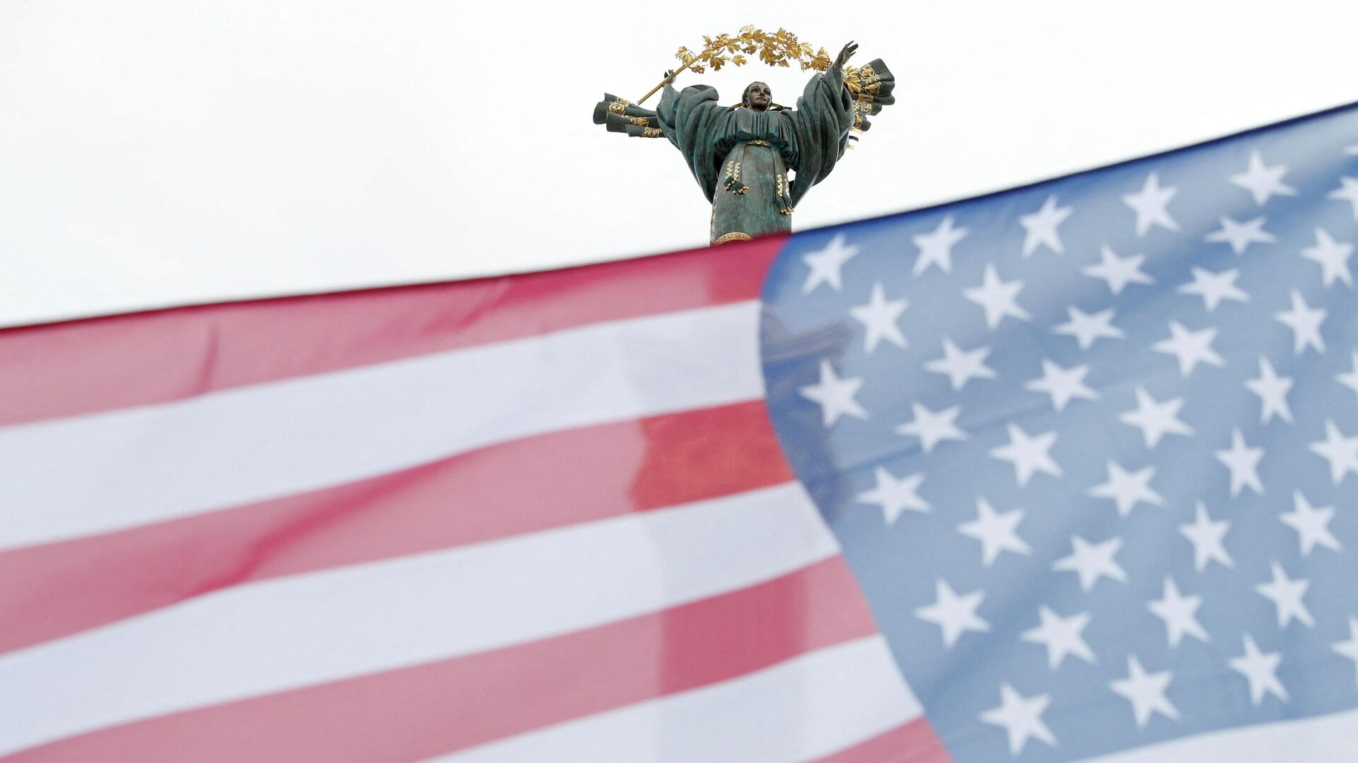 Государственный флаг США во время митинга на площади Независимости в Киеве - РИА Новости, 1920, 16.02.2022
