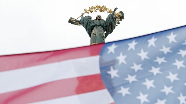 Государственный флаг США на площади Независимости в Киеве