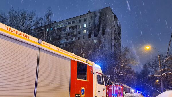 Пожарно-спасательные подразделения на месте возгорания в жилом доме в столичном районе Чертаново