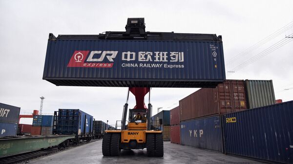 Погрузка контейнера для Китайского железнодорожного экспресса в Европу в Китае