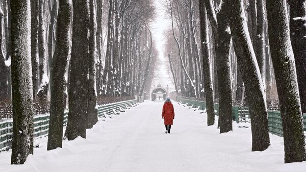 Женщина идет по Летнему саду в Санкт-Петербурге