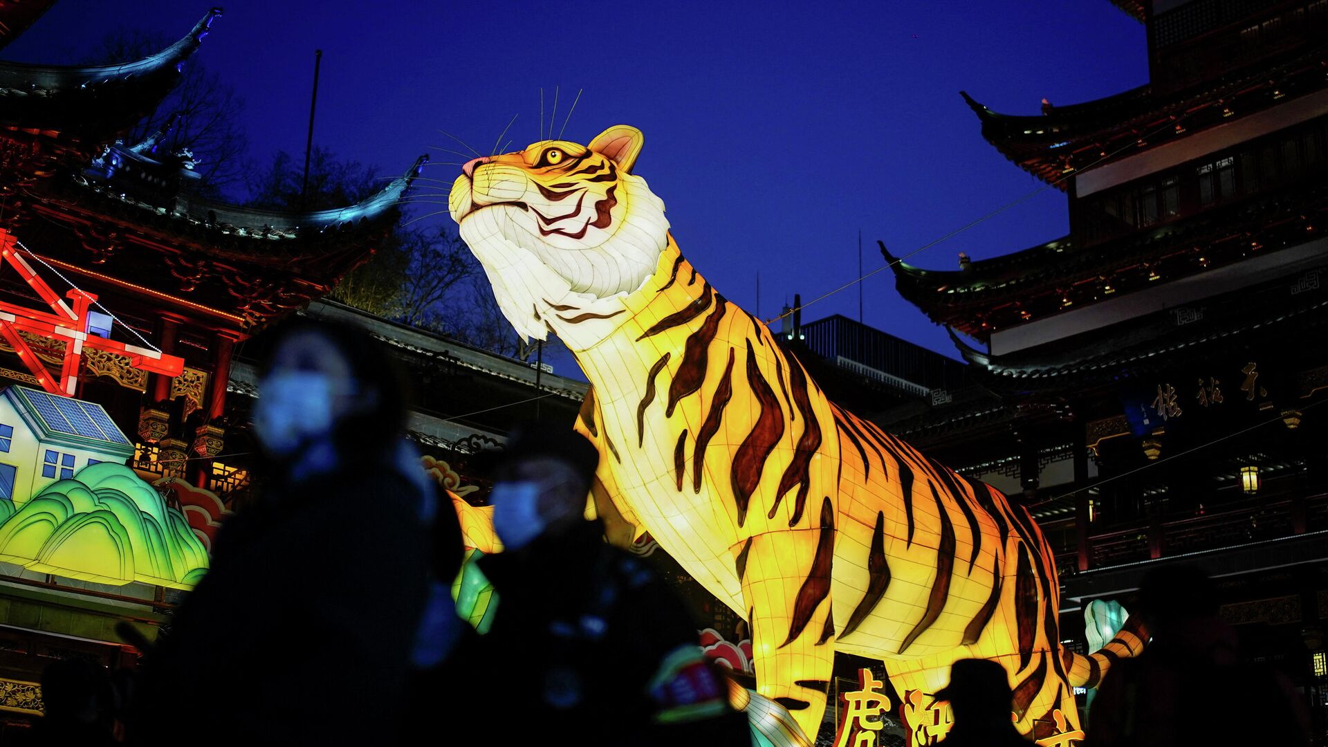 Украшение в форме тигра в саду Юйюань в преддверии празднования лунного Нового года в Шанхае - РИА Новости, 1920, 01.02.2022