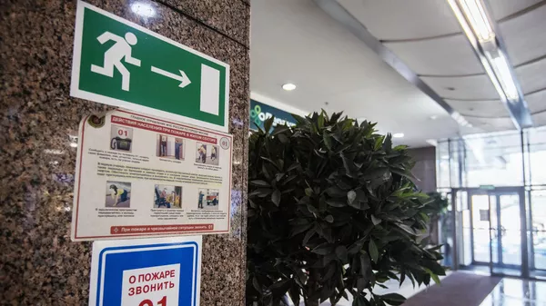 Указатель направления эвакуации в торговом центре 
