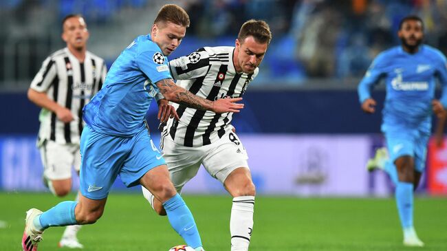 Zenit St. Petersburg's Russian defender Danil Krugovoy and Juventus' Welsh midfielder Aaron Ramsey vie for the ball during the UEFA Champions League football match between Zenit St. Petersburg and Juventus in Saint Petersburg on October 20, 2021. (Photo by Olga MALTSEVA / AFP)