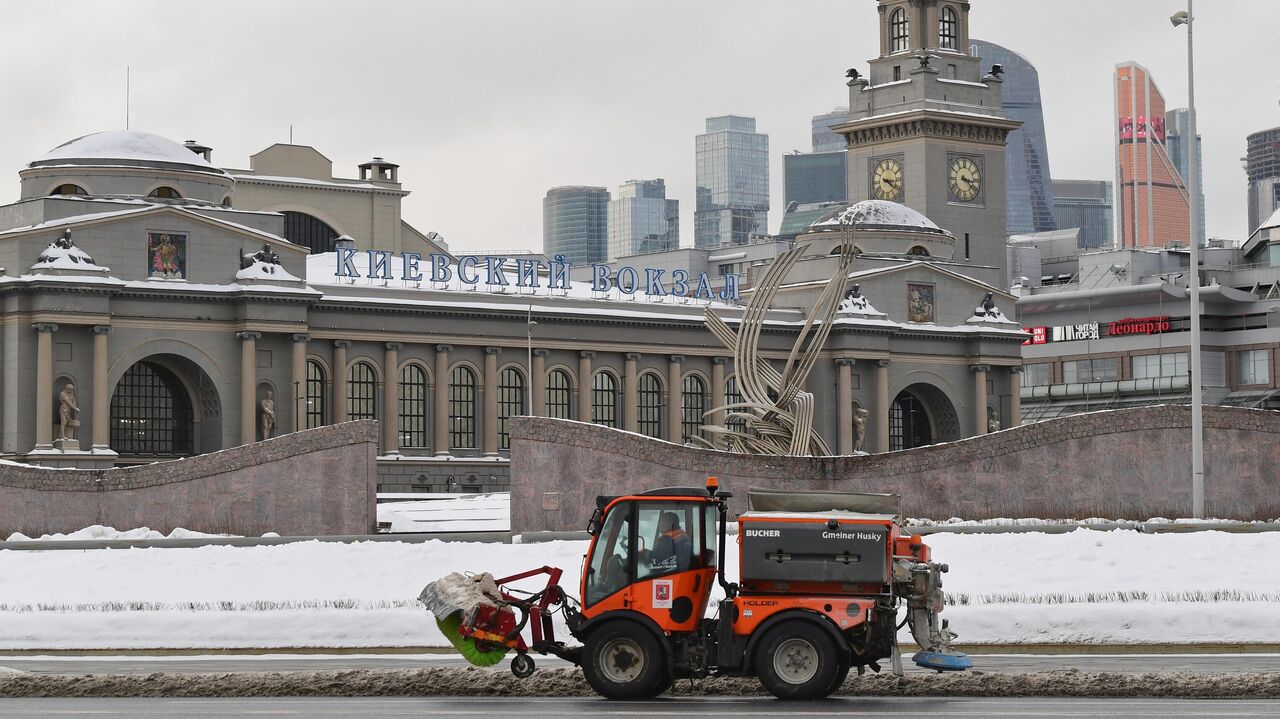 Коммунальные службы Москвы очищают город от последствий снегопадов - РИА  Новости, 03.02.2022