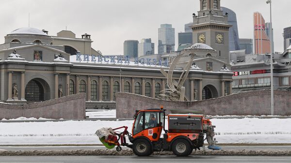 Уборка снега у здания Киевского вокзала в Москве