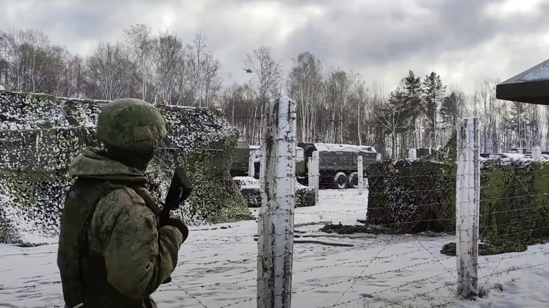 Военнослужащий ВВО на полигоне Брестский в Белоруссии. Кадр видео - РИА Новости, 1920, 01.02.2022