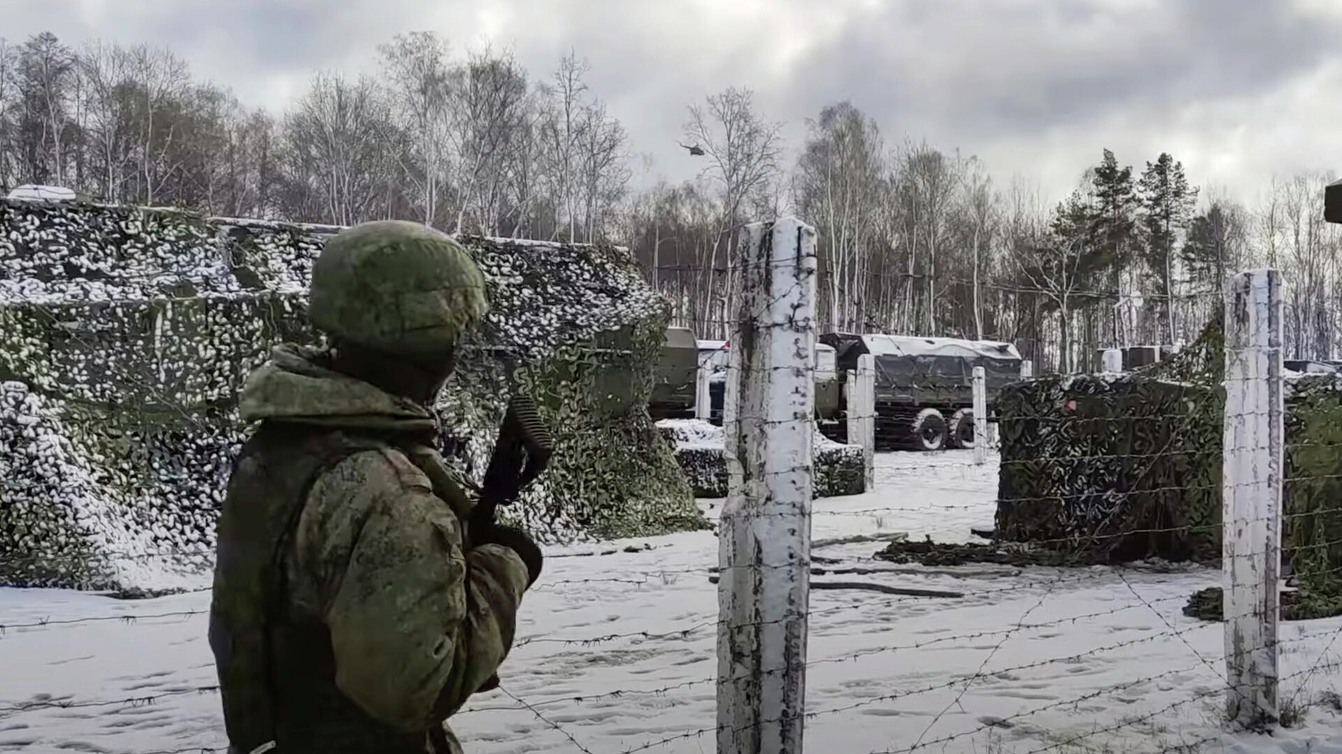 Военнослужащий ВВО на полигоне Брестский в Белоруссии. Кадр видео - РИА Новости, 1920, 01.02.2022