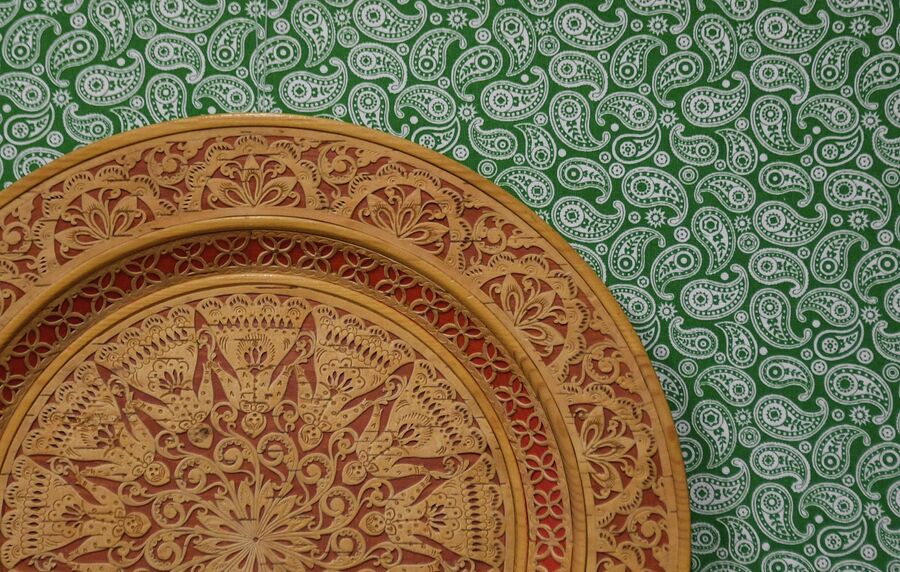 Тарелка из бересты, представленная в экспозиции Центра народных художественных промыслов и ремесел Резной Палисад  в Вологде