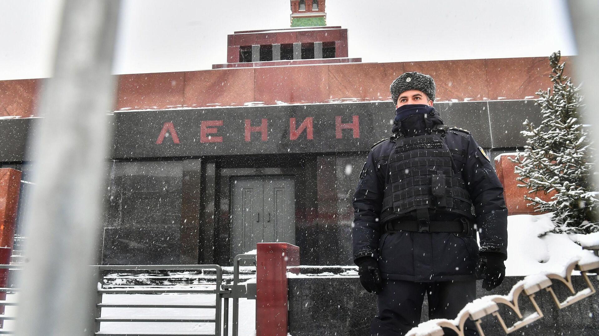 Сотрудник ФСО у Мавзолея В. И. Ленина на Красной площади в Москве - РИА Новости, 1920, 19.01.2024