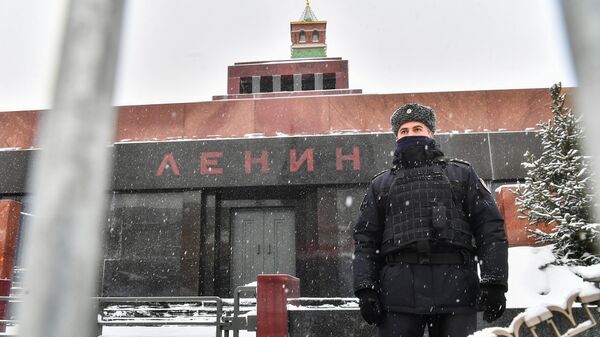 Сотрудник ФСО у Мавзолея В. И. Ленина на Красной площади в Москве