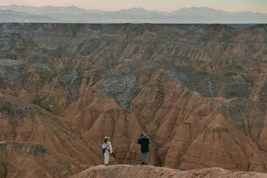 Запись стендапа в Лунном каньоне перед моторалли, Казахстан
