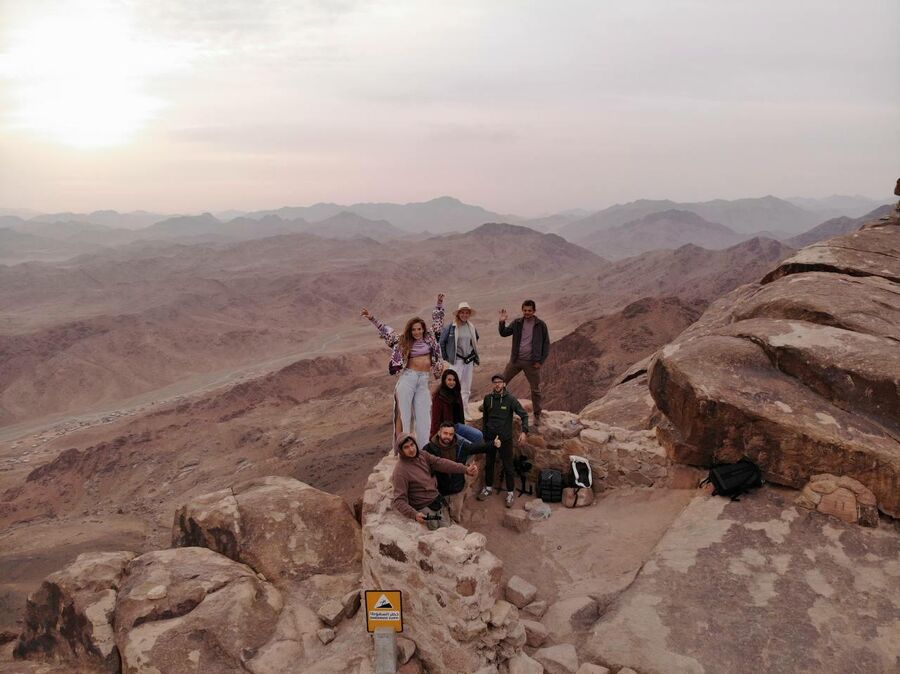 Встреча рассвета на горе Синай после ночного восхождения, Египет 