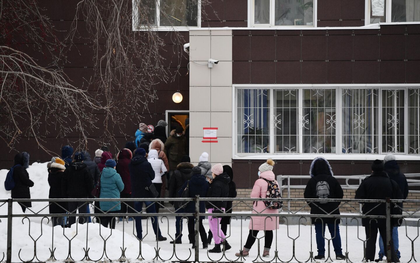 Очередь из людей возле поликлиники №1 Центральной городской больницы №7 в Екатеринбурге Очередь из людей возле поликлиники №1 Центральной городской больницы №7 в Екатеринбурге
